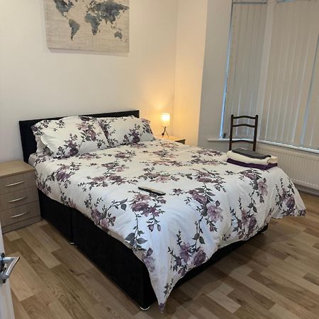 Room With King Size Bed And Private En Suite Bathroom In The Centre Watford  Exterior photo