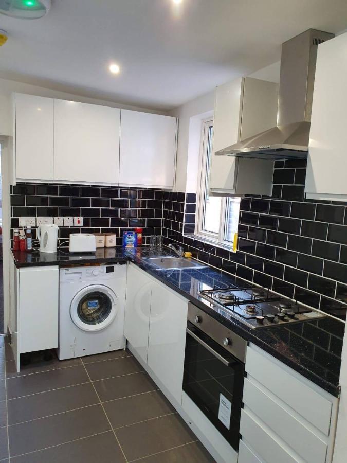 Room With King Size Bed And Private En Suite Bathroom In The Centre Watford  Exterior photo