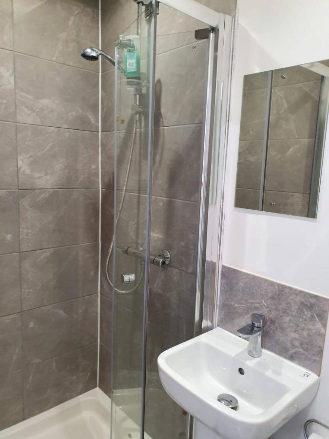 Room With King Size Bed And Private En Suite Bathroom In The Centre Watford  Exterior photo