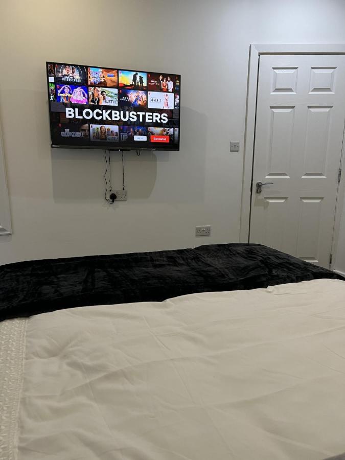 Room With King Size Bed And Private En Suite Bathroom In The Centre Watford  Exterior photo